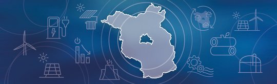 Auf dem Bild ist eine interaktive Karte von Brandenburg zu sehen, mit Symbolen für Solar‑ und Windkraftanlagen. Daneben sind grafische Elemente sichtbar, die Thema Energiestrategie, Statistiken und digitale Nutzung zeigen – darunter Icons für Photovoltaik‑Module, Windräder sowie Diagramme und Infokarten.