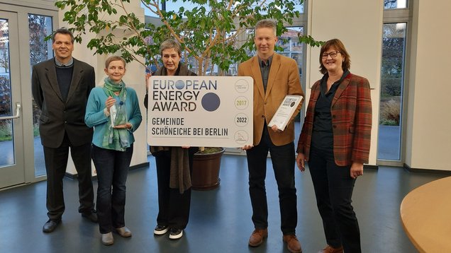 Auszeichnung am 16. November 2022 in Schöneiche bei Berlin  v. l. n. r. Bert Tschirner, Energieagentur Gesine Korth, Klimabeirat Gemeinde Schöneiche bei Berlin Ilga Schwidder, Bundesgeschäftsstelle European Energy Award in Deutschland Ralf Steinbrück, Bürgermeister der Gemeinde Schöneiche bei Berlin Dr. Gabi Zink-Ehlert, akkreditierte eea-Beraterin