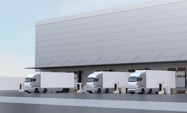 E-Lkw vor einer Lagerhalle